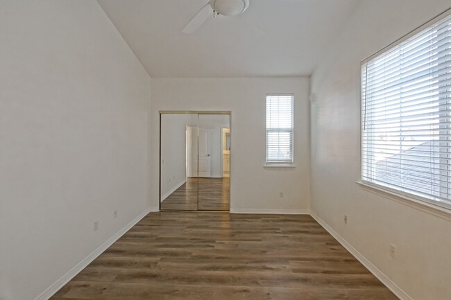 Building Photo - Just Renovated! Beautiful & Spacious, 6BD/...