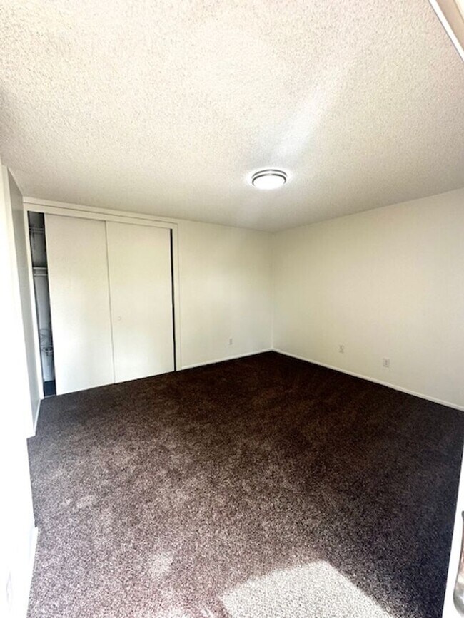 Building Photo - Three Bedroom Condo! Ventura