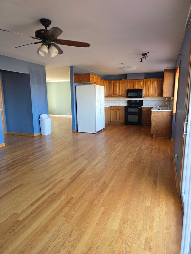 Building Photo - 1860 Chandler Ave