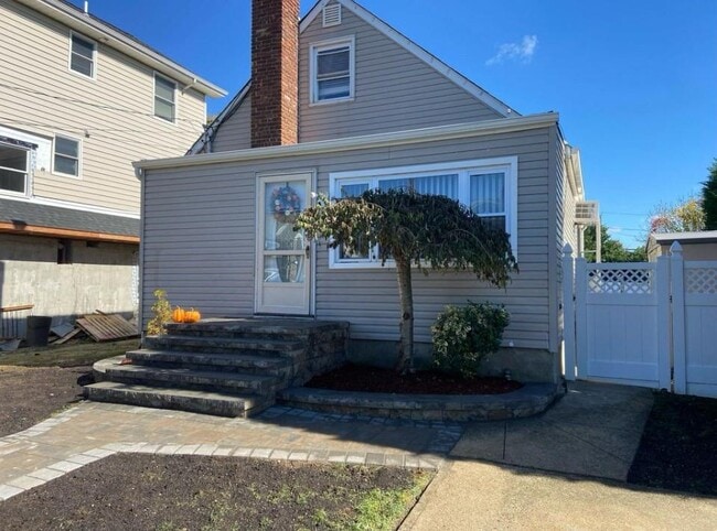 Primary Photo - 2319 Hampton Ave