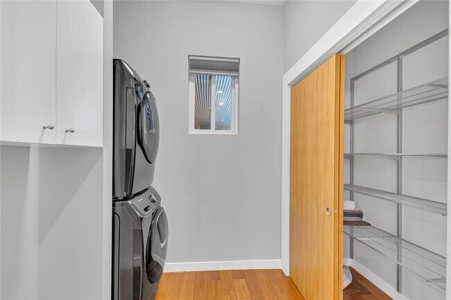 Building Photo - 1518 Parker Ln