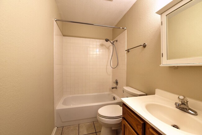 Building Photo - GREAT LOCATION: 1604 & SHAENFIELD | 3 BEDS | 2 BATHS | MOVE IN READY