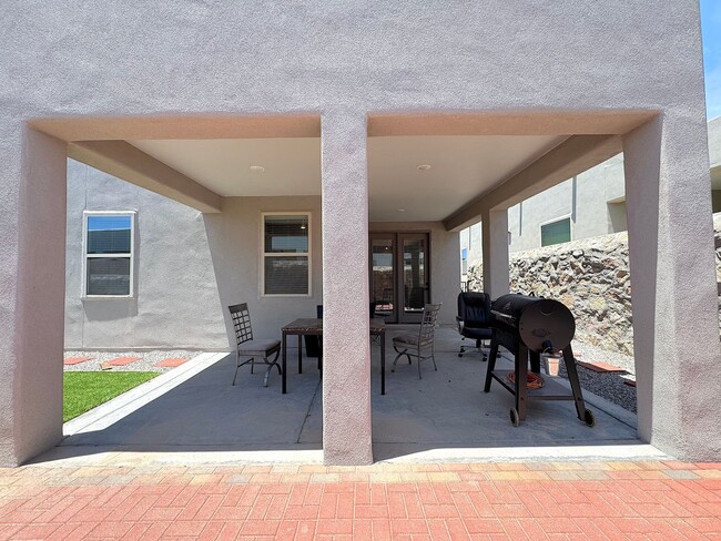 Building Photo - East El Paso 4 bed Refrig A/C!