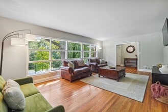 Building Photo - 821 Lakemont Dr