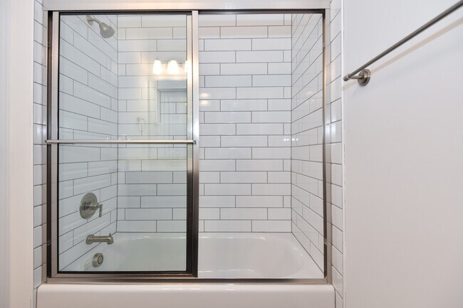 Building Photo - 1739 Crest Rd