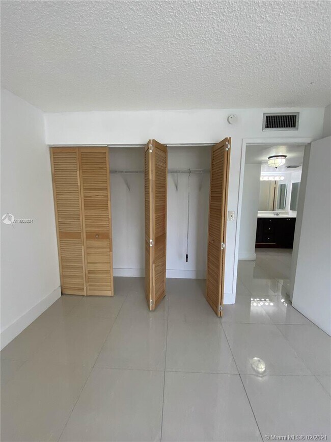 Building Photo - 210 Fontainebleau Blvd