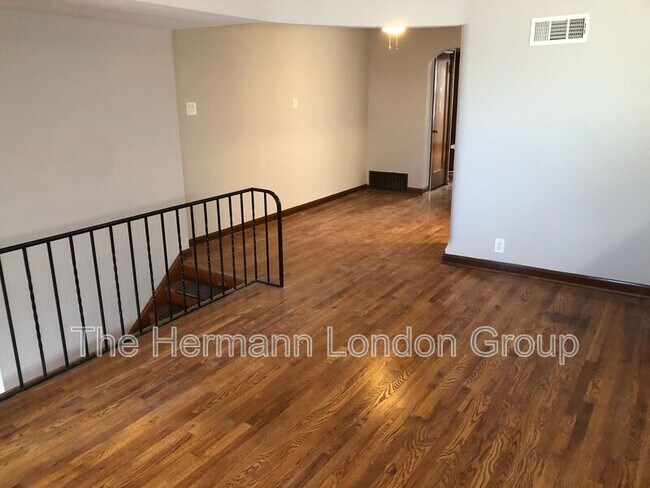 Building Photo - 4614-4616-4616 Jamieson Ave