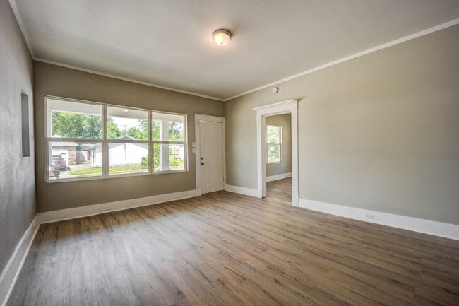 Building Photo - Freshly Updated 2 Bedroom House