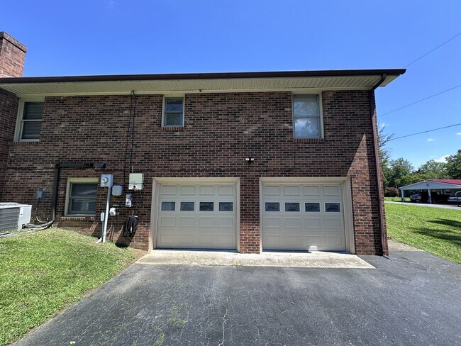 Building Photo - 881 Little Creek Rd