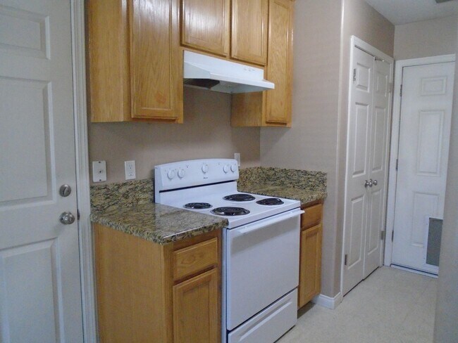 Building Photo - 620 W Day Ave