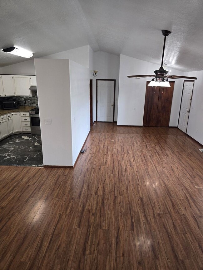 Building Photo - Spacious 4 bedroom 3.5 Bath Home for Rent ...