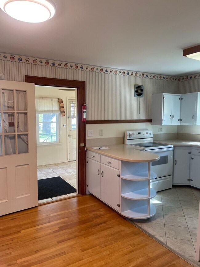 Building Photo - Roommate Needed for 4 BR 1 BATH home