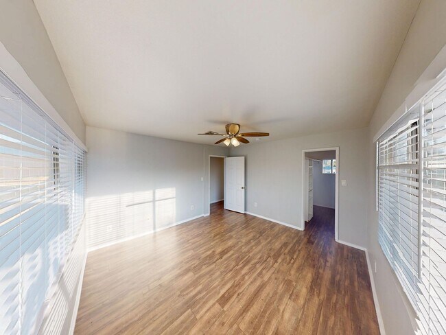 Building Photo - 5375 E Falls View Dr