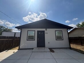 Building Photo - Available NOW Recently Renovated 3BR/3BA Home with Modern Finishes & Spacious Backyard Near Downt...