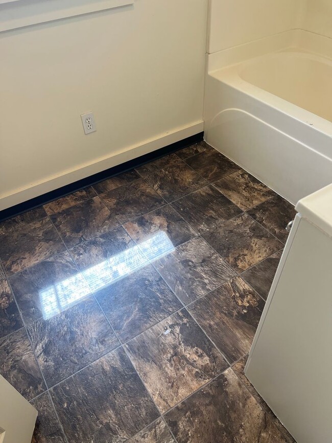 Building Photo - 2BED 1BATH - FENCED YARD, WASHER DRYER HOOKUP, STORAGE SHED, NEAR DOWNTOWN