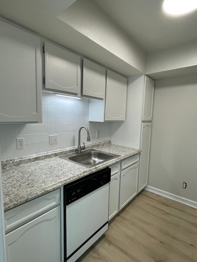 Building Photo - Non conforming 2 bed / 2 bath