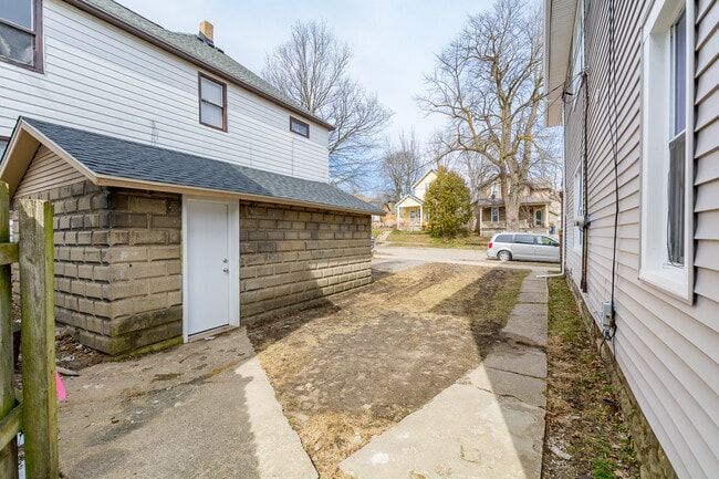 Building Photo - 924 Nagold St NW