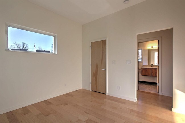 Building Photo - 1130 E High St