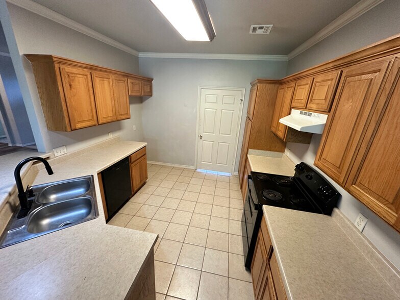 Building Photo - 2614 Silvertree Dr