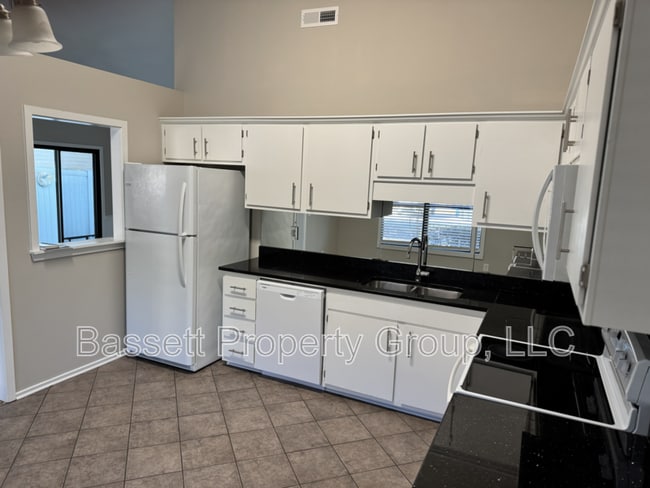 Building Photo - 1739 River Front Dr