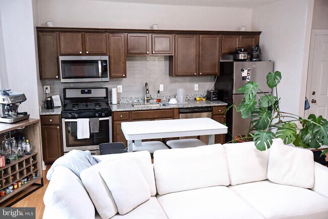 Building Photo - 1734 Bolton St