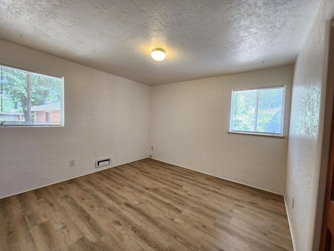 Building Photo - Large Duplex with Garage