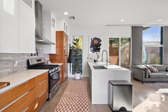 Building Photo - 1904 E 17th St