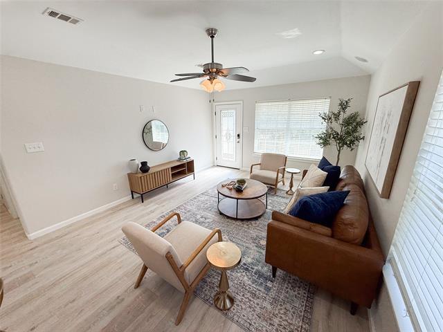 Building Photo - 901 W Munson St