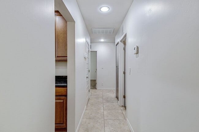 Building Photo - Spacious & Stylish 4/2 – Just  2 Miles fro...