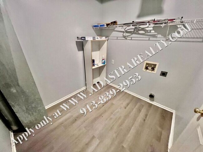 Building Photo - Beautiful Gardner Townhome-Available in MAY!!