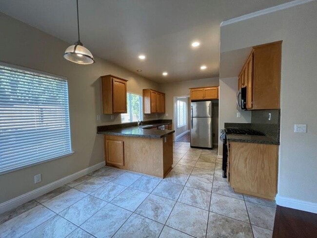 Building Photo - Large Open 4 Bedroom