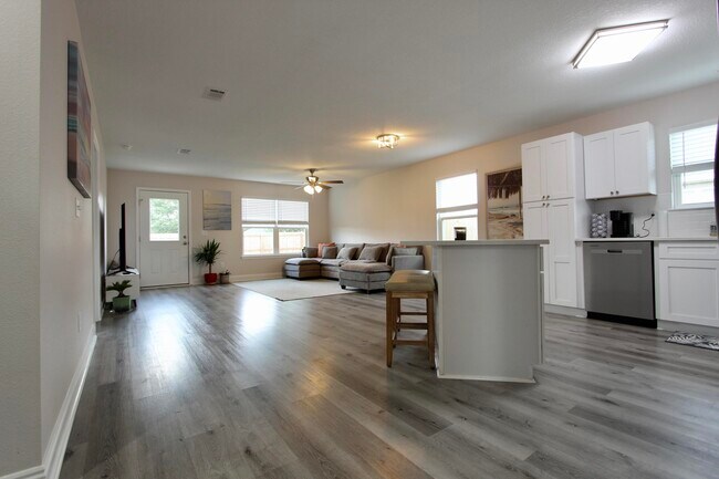 Building Photo - 5366 Highview Dr