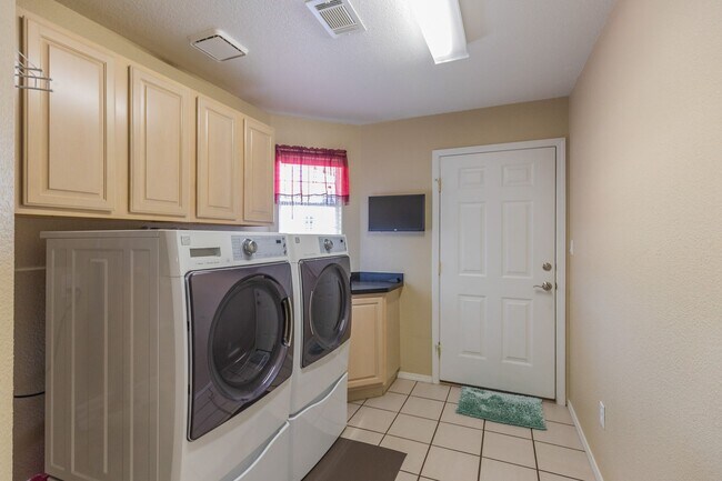 Building Photo - 3 bed 2 bath beautiful home!