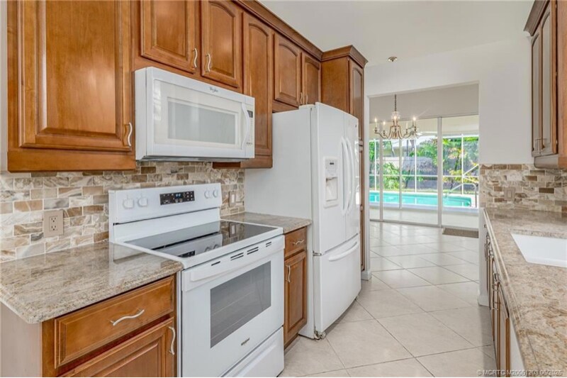 Building Photo - 2102 SW Mayflower Dr