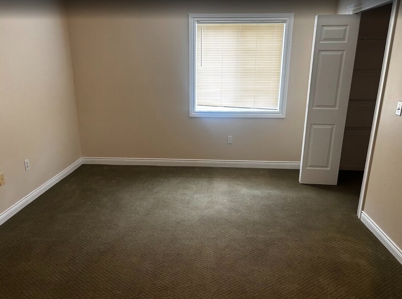 Building Photo - 542 Pewaukee Rd