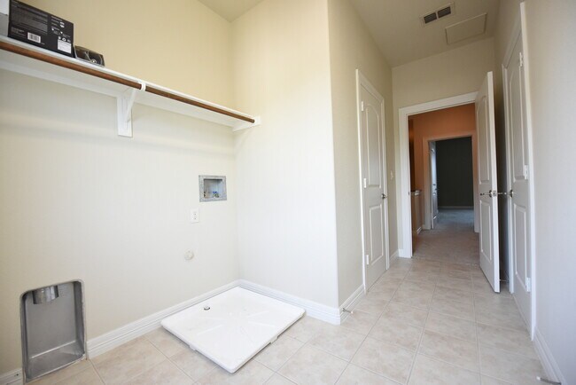 Building Photo - Beautiful 3-Story Lakewood Townhome!