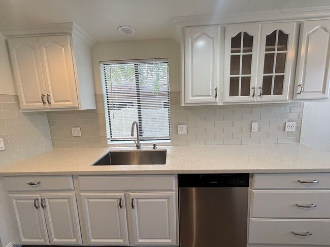 Building Photo - 3 Bedroom Condo now available in City of Orange