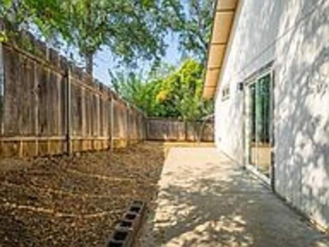 Building Photo - Cute 3 bedroom/2 bath downtown home!