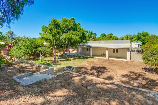Building Photo - Beautiful 3 Bedroom + Den Home in the Foot...
