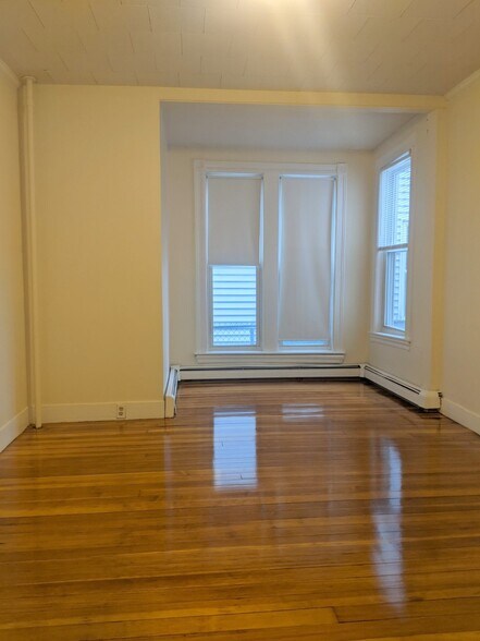 Building Photo - 83 Yorktown St