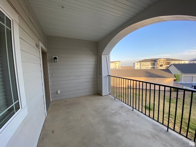 Building Photo - 1823 N Crest Rd