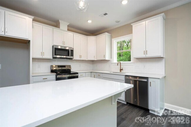 Building Photo - 1721 Balfour Ln