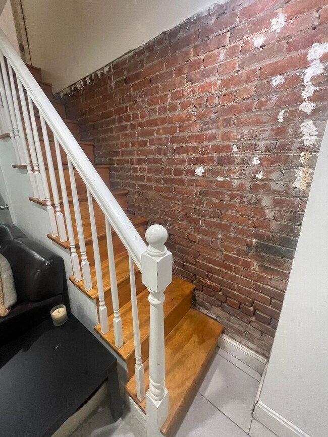 Building Photo - 121.5 Cottage St