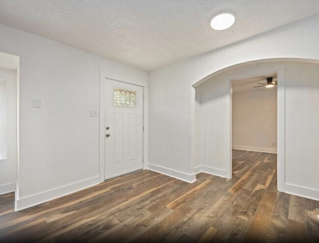 Building Photo - 6043 Lyndhurst Dr