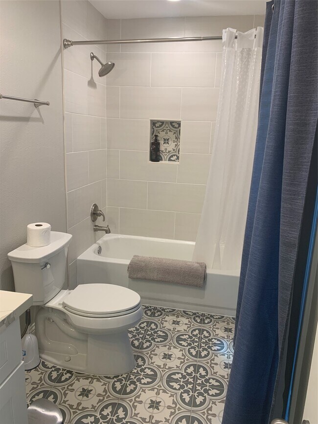 Building Photo - 2401 McClendon St