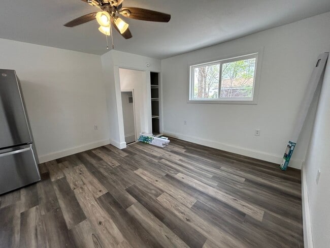 Building Photo - 3 Bedroom 1 Bath Beautiful House with Fenced Yard & Garage