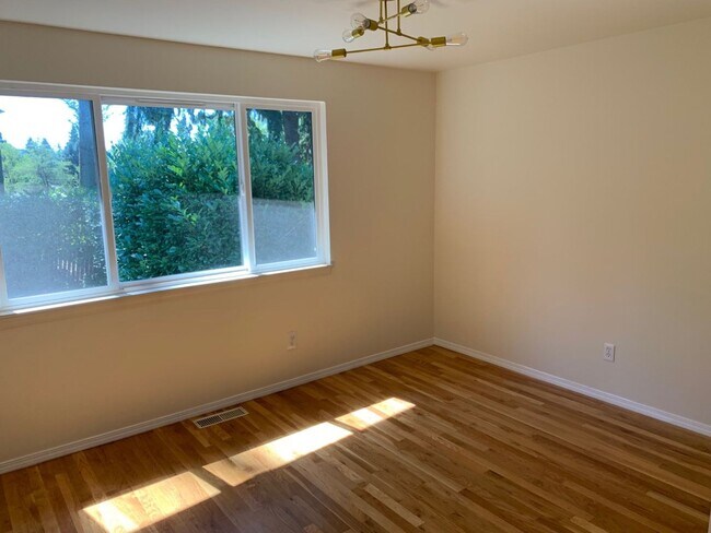 Building Photo - Beautiful and spacious 3 bed + office area...