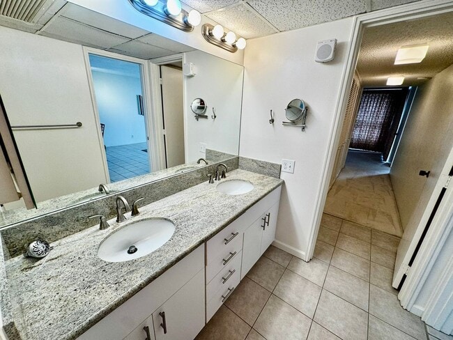 Building Photo - Yacht Harbor Towers- Diamond Head towers-9th floor-Marina/ocean views.