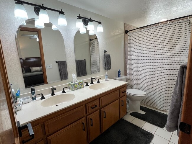 Building Photo - Spacious 3 Bedroom, 2 Bath Home with Offic...