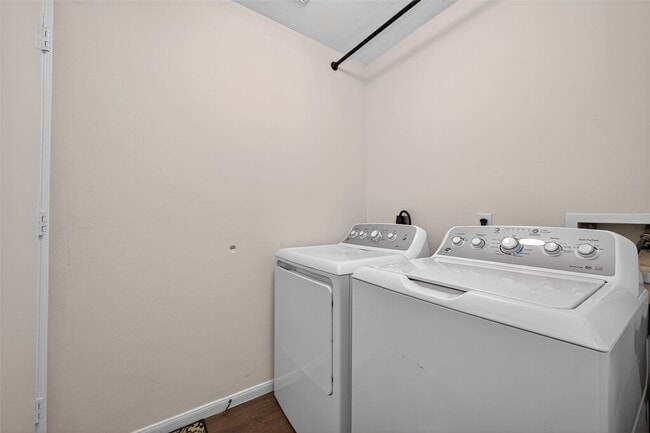 Building Photo - 7302 Foyer Cir